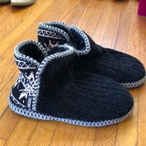 Mukluks slippers- size 7-8
